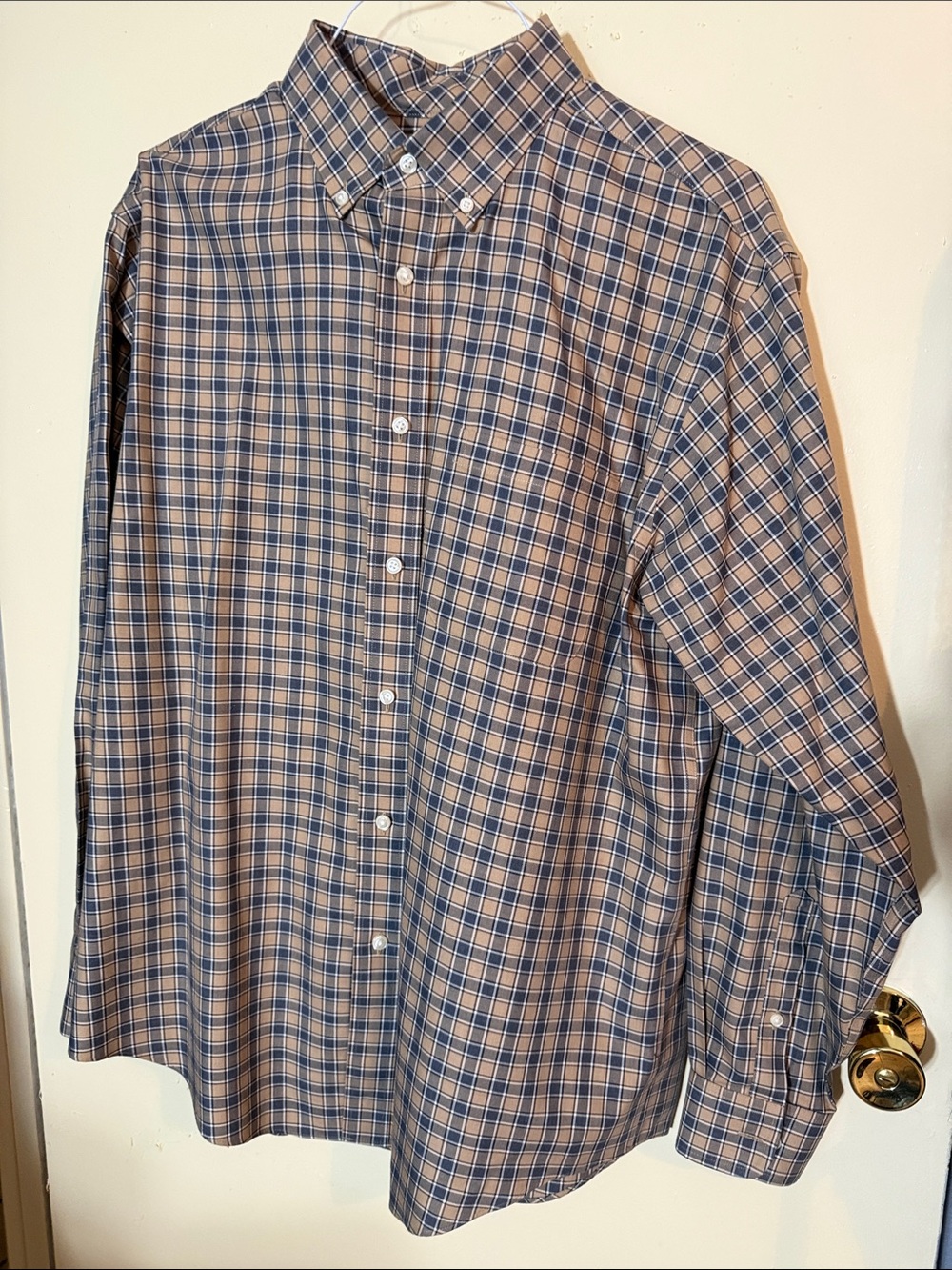 Roundtree & Yorke Men's Plaid Button-Down Shirt in Blue and Tan